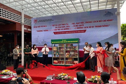 Ra mắt Tủ sách “Học tập và làm theo tư tưởng, đạo đức, phong cách Hồ Chí Minh”. 