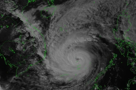 Vị trí tâm bão (lúc 15 giờ ngày 18/12): Khoảng 11.3oN; 114.3oE, cách Bình Định khoảng 615km, cách Khánh Hòa khoảng 580km về phía Đông Nam.