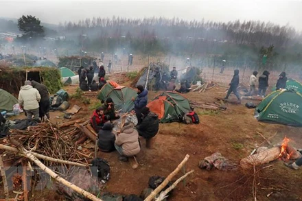 Người di cư tại trại tị nạn ở gần biên giới Belarus. (Ảnh: TTXVN)