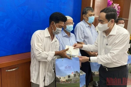 Đồng chí Trần Thanh Mẫn tặng quà gia đình chính sách tiêu biểu.