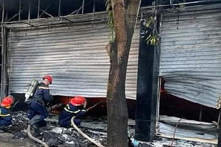 Lực lượng cứu nạn, cứu hộ giải cứu thành công 2 người mắc kẹt trong đám cháy.