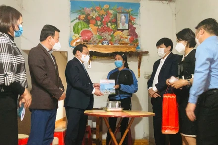 Lãnh đạo Bệnh viện Trung ương Thái Nguyên tặng thẻ bảo hiểm y tế cho bà Nông Thị Kim Dung, ở tổ dân phố Đồng Trũng, thị trấn Hùng Sơn, huyện Đại Từ (Thái Nguyên).