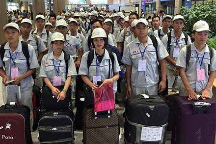 Lao động Việt Nam đi làm việc ở nước ngoài (Ảnh chụp trước ngày 27/4/2021: Dolab).