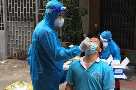 Xét nghiệm cho người dân trên địa bàn quận 10, thành phố Hồ Chí Minh.