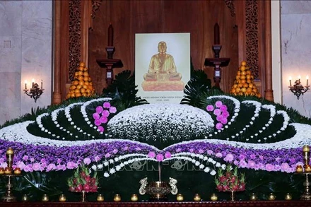 Dâng hoa, dâng hương tưởng niệm trước di ảnh Đức vua- Phật hoàng Trần Nhân Tông. (Ảnh: TTXVN)