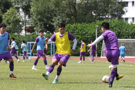 Các tuyển thủ tập luyện trước trận gặp Malaysia. (Ảnh: VFF)
