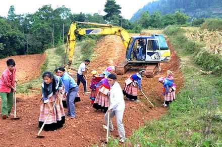 Mở đường giao thông nông thôn ở huyện miền núi Si Ma Cai, Lào Cai (Ảnh: Quốc Hồng).