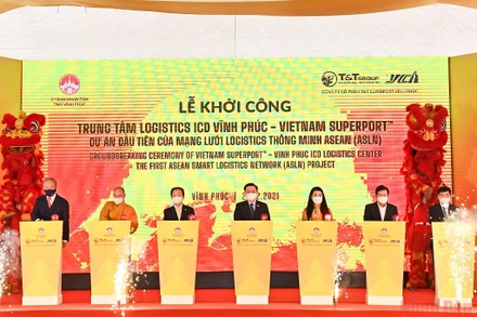 Chủ tịch Quốc hội Vương Đình Huệ cùng các đại biểu bấm nút khởi công dự án. (Ảnh: DUY LINH)