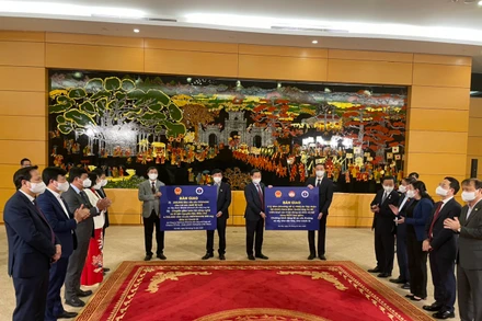 Lễ bàn giao vaccine, thiết bị, vật tư y tế và kinh phí được ủng hộ trong chuyến công tác tại Hàn Quốc, Ấn Độ.