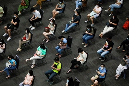 Người dân Thái Lan chờ tiêm vaccine tại một điểm tiêm chủng ở thủ đô Bangkok. (Ảnh: REUTERS)