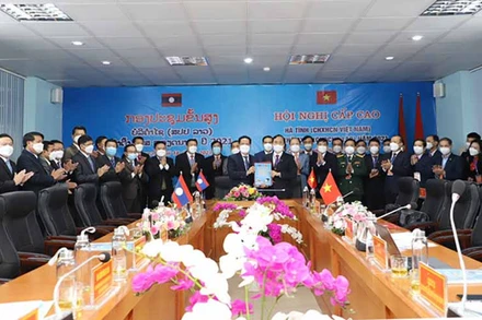 Lãnh đạo tỉnh Hà Tĩnh và tỉnh Bolikhamsai, Khammouane nhất trí tiếp tục đưa mối quan hệ, hợp tác đi vào chiều sâu.