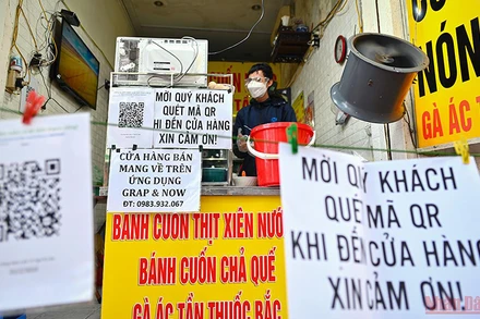 Các cửa hàng bán hàng mang về ở phố Ngô Sĩ Liên, quận Đống Đa, quận trước đó đã chuyển thành "vùng cam". (Ảnh minh họa: Thành Đạt)