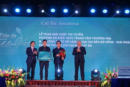 Ông Trần Ngọc Chính - Nguyên Thứ trưởng bộ Xây dựng, Chủ tịch Hội Quy hoạch Phát triển đô thị Việt Nam và ông Đào Ngọc Thanh - Chủ tịch HĐQT Tổng Công ty CP VINACONEX, Chủ tịch HĐQT Công ty Vinaconex-ITC trao hoa và cúp cho đội thi đạt giải.