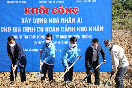 Đại diện lãnh đạo các ban, ngành, đoàn thể khởi công xây dựng công trình “Nhà nhân ái” tặng gia đình có hoàn cảnh khó khăn trong khuôn khổ lễ phát động các chương trình tình nguyện.