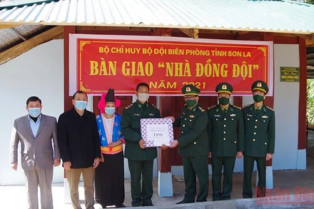 Lễ bàn giao nhà đồng đội cho gia đình đồng chí Trá A Dia tại bản Từ Sáng, xã Pá Lông.