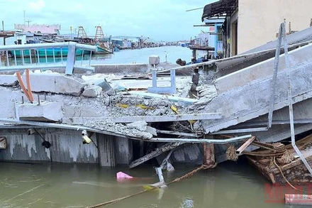 Hiện trường cầu Cái Đôi Vàm sau sự cố sụp lún làm gãy nhịp giữa.