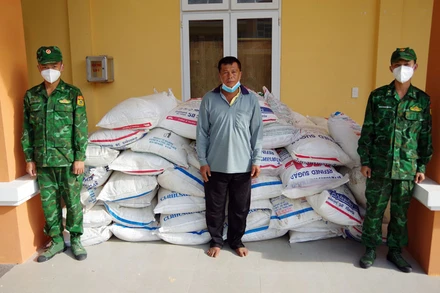 Đối tượng Huỳnh Văn Ngỗn cùng tang vật.