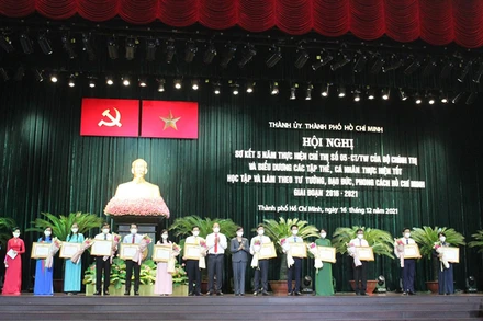 Đồng chí Nguyễn Văn Nên, Ủy viên Bộ Chính trị, Bí thư Thành ủy Thành phố Hồ Chí Minh trao bằng khen của Thủ Tướng Chính phủ cho tập thể, cá nhân tiêu biểu.