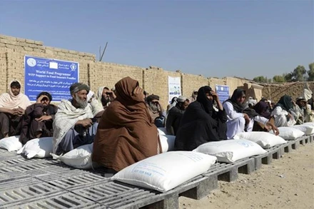 Người dân Afghanistan nhận lương thực viện trợ từ Chương trình Lương thực thế giới, tại Kandahar. (Ảnh: AFP/TTXVN)