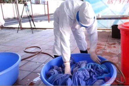 Nhân viên y tế phải giặt quần áo bệnh nhân Covid-19 bằng tay.