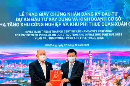 Trưởng ban Quản lý Khu kinh tế Hải Phòng trao giấy chứng nhận đầu tư cho Công ty cổ phần đầu tư Xuân Cầu-Lạch Huyện.