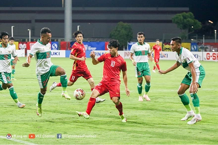 Công Phượng trong vòng vây của các cầu thủ Indonesia. (Ảnh: VFF)