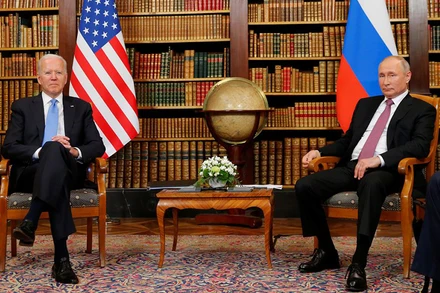 Tổng thống Mỹ Joe Biden gặp người đồng cấp Nga Vladimir Putin tại Geneva, Thụy Sĩ, tháng 6 vừa qua. (Ảnh Reuters)