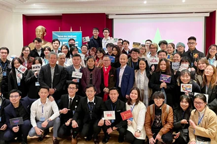 Các đại biểu và khách dự đại hội chụp ảnh kỷ niệm.