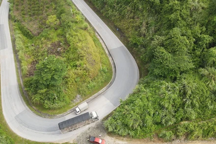 Một khúc cua gấp, nhỏ, hẹp trên đèo Gió (Bắc Kạn).