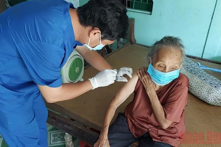 Các địa phương ở Đồng Tháp đang tích cực vận động người cao tuổi, có bệnh nền tiêm vaccine ngừa Covid-19.