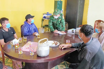 Đưa 5 ngư dân gặp nạn vào bờ an toàn.