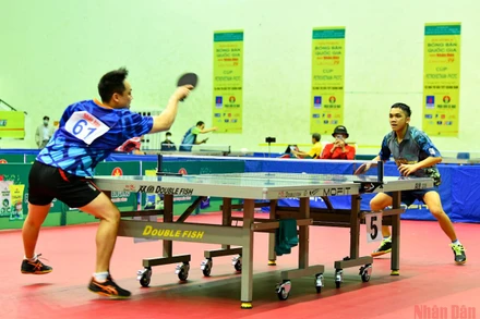 Trận đấu tại vòng 2 nội dung đơn nam giữa Lê Tiến Đạt (trái) và Đinh Anh Hoàng.