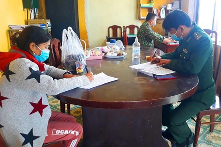 Bà Huỳnh Châu Ngọc Hà được ngư dân cứu và đưa về Đồn Biên phòng Cửa Đại. (Ảnh: Hồng Ánh)