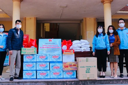  Thành đoàn Hải Dương tặng quà lực lượng phòng, chống dịch.