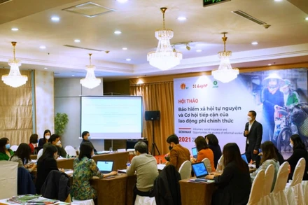 Các đại biểu thảo luận về chính sách bảo hiểm xã hội tự nguyện cho lao động phi chính thức tại buổi tọa đàm.