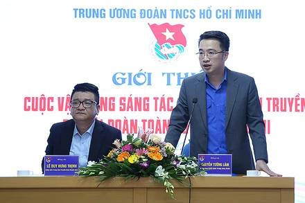 Đồng chí Nguyễn Tường Lâm, Bí thư Trung ương Đoàn, trao đổi thông tin về Cuộc vận động đến các nhạc sĩ, nghệ sĩ.