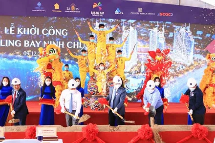 Các đồng chí lãnh đạo tỉnh Ninh Thuận và chủ đầu tư khởi công dự án.