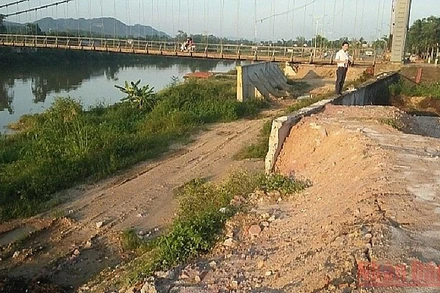 Cầu treo Bến Oánh xuống cấp nghiêm trọng, ô-tô không đi lại được. (Ảnh: THẾ BÌNH)