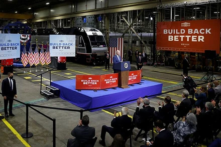 Tổng thống Mỹ Joe Biden truyền đi thông điệp “Xây dựng lại tốt hơn”. Ảnh REUTERS