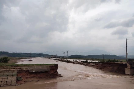 Tình trạng hư hỏng nghiêm trọng trên đập đầu mối và kênh chính bắc hệ thống thủy nông Đồng Cam. 