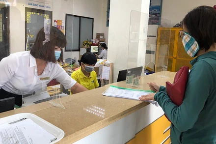 Bảo hiểm xã hội Thủ Ðức giải quyết hồ sơ cho người lao động.