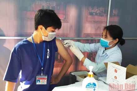 Nhân viên y tế tiêm vaccine phòng Covid-19 cho thiếu niên ở Thanh Hóa.