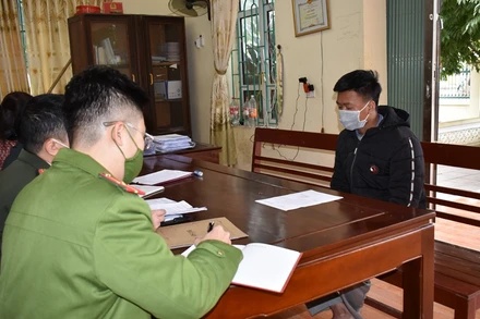 Cơ quan chức năng làm việc với đối tượng Đinh Văn Anh.