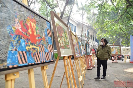 Họa sĩ Lê Anh Vân tham quan triển lãm. (Ảnh: THÀNH ĐẠT)