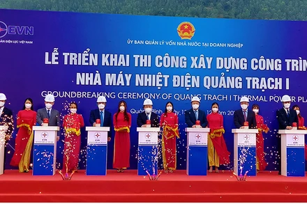 Các đại biểu thực hiện nghi thức triển khai xây dựng công trình. 