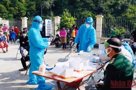 Cơ quan chuyên môn triển khai tầm soát Covid-19 trong cộng đồng ở xã Pù Nhi, huyện Mường Lát, Thanh Hóa.