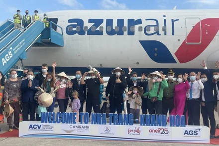 Lễ đón khách du lịch Nga trở lại Nha Trang-Khánh Hòa trên chuyến bay số hiệu ZF743 của Hãng hàng không Azur Air. 