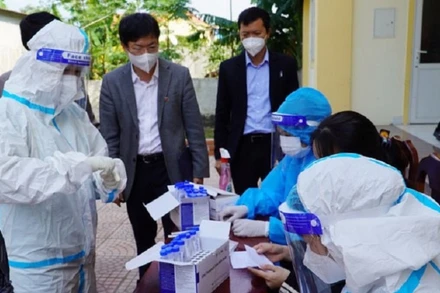 Giám đốc Sở Y tế Quảng Bình Dương Thanh Bình (đứng giữa) chỉ đạo công tác lấy mẫu tại khu phong tỏa huyện Quảng Trạch.