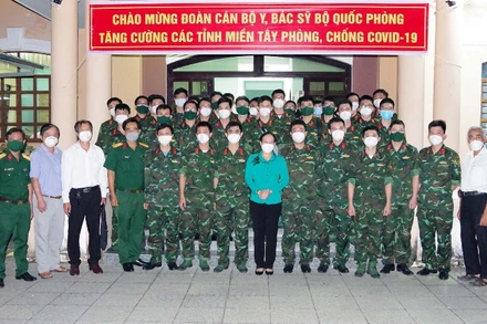 Lãnh đạo UBND tỉnh Sóc Trăng chụp ảnh lưu niệm với đoàn cán bộ y, bác sĩ Học viện Quân y.