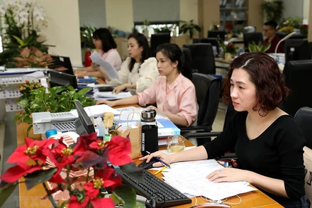 Hoạt động kế toán tại Kho bạc Nhà nước Hà Nội. (Ảnh: Phạm Hậu/TTXVN)